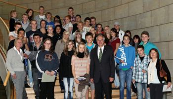 40 Schüler in Begleitung ihrer Lehrerinnen zu Gast bei Rainer Deppe im Landtag.