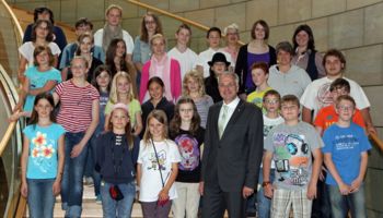 Rainer Deppe begrüßte die 30 Mitglieder des Kinder- und Jugendparlaments (KiJuPa) Leichlingen zur Diskussionsrunde im Landtag.