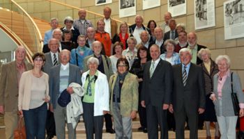 Gut 30 interessierte Bürgerinnen und Bürger aus dem Rheinisch-Bergischen Kreis besuchten Rainer Deppe im Landtag NRW.