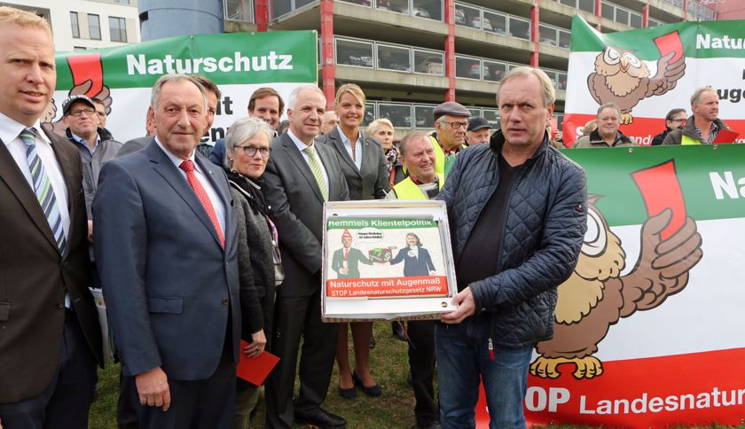 Demo gegen rot-grünes Landesnaturschutzgesetz vor dem Landtag NRW