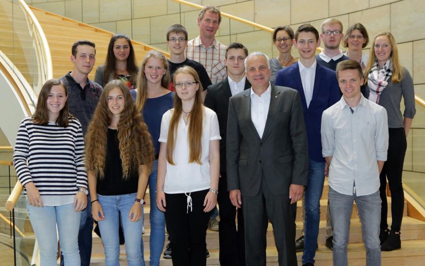 Beste Abiturientinnen und Abiturienten der Gymnasien und Gesamtschulen zu Gast bei Rainer Deppe im Landtag