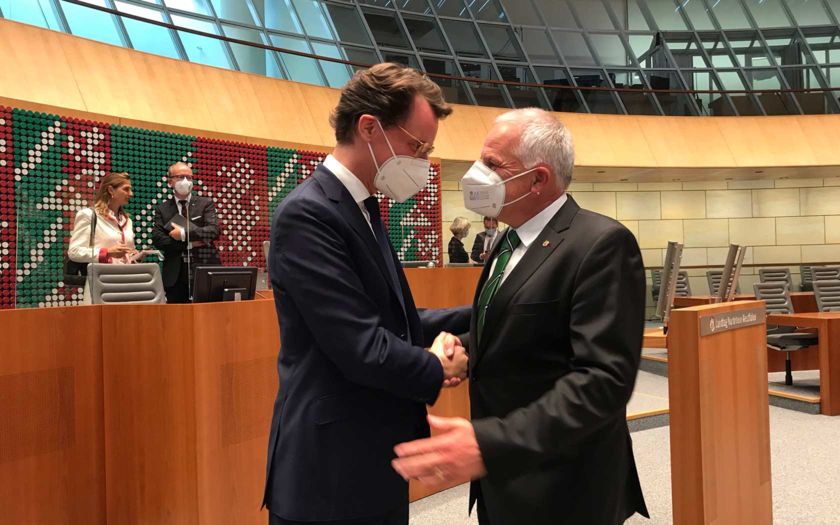 Rainer Deppe gratuliert Hendrik Wüst zur Wahl des Ministerpräsidenten NRW