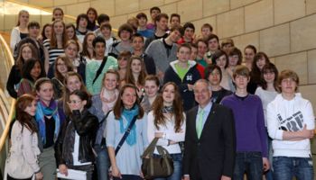 50 Schülerinnen und Schüler der Jahrgangsstufe neun des Paul-Klee-Gymnasiums Overath besuchten unter Leitung ihrer Lehrerin Frau Schauerte den Landtagsabgeordneten Rainer Deppe.