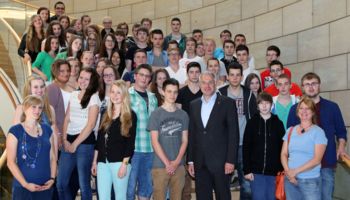 Gruppenfoto: Rainer Deppe und 142 Schüler der Gesamtschule aus Kürten