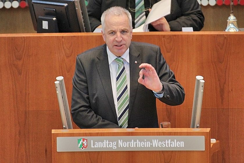 Rainer Deppe während einer Rede im Landtag