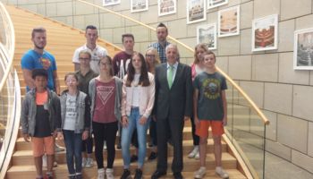 Elf engagierte, junge Leute der Evangelischen Jugendhilfe Bergisch Land konnte Rainer Deppe gemeinsam mit ihrem Begleiter Thorsten Zajac im Landtag begrüßen.