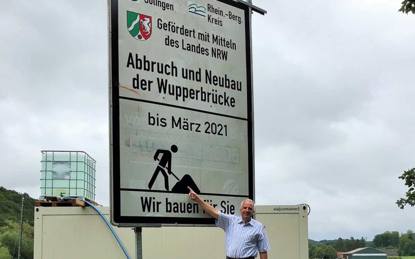 Rainer Deppe am Baustellenschild der Wupperbrücke in Leichlingen