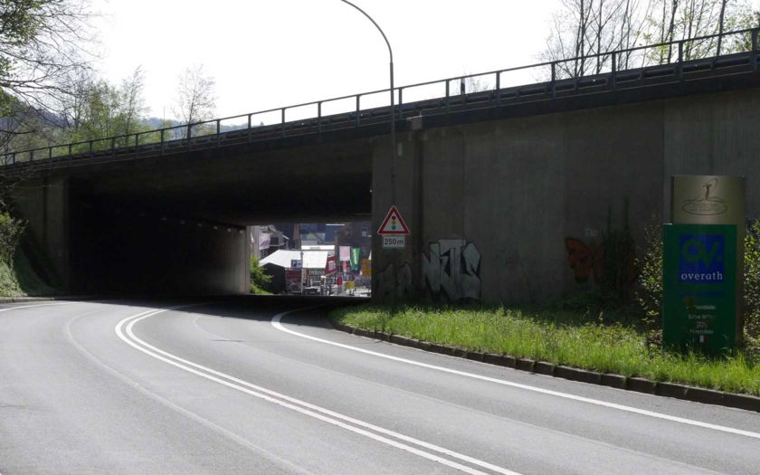 Autobahnbrücke A4 über die L 136 bei Overath-Untereschbach