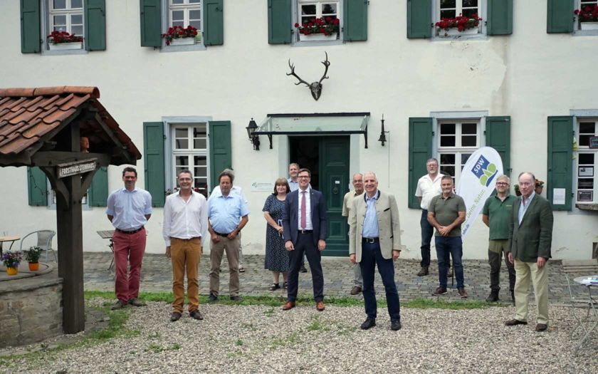 Mit großem Abstand trafen sich die SDW-Mitglieder im Innenhof des Forsthauses Steinhaus, um einen neuen Vorstand zu wählen.