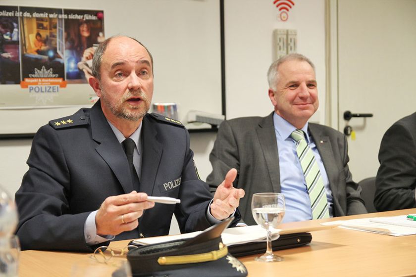 Polizeidirektor Gerhard Wallmeroth (links) und Rainer Deppe MdL (rechts) während der Märzsitzung des erweiterten Kreisvorstands