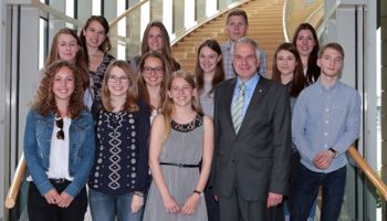 Die zwölf besten Abiturienten aus dem Landtagswahlkreis zwischen Leichlingen und Overath zu Besuch bei Rainer Deppe im Landtag.