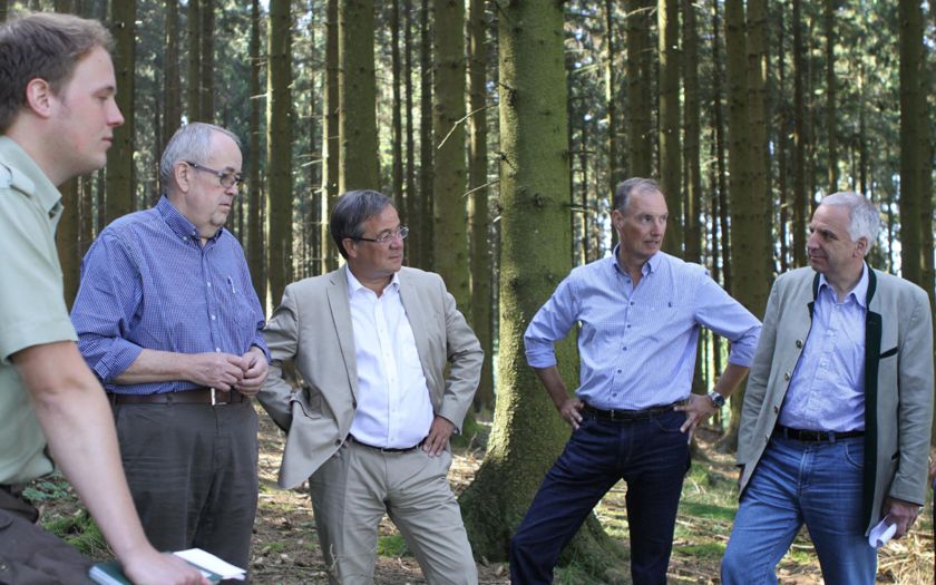 u. a. Ferdinand Funke, Armin Laschet und Rainer Deppe bei der Führung durch die Wälder oberhalb von Serkenrode