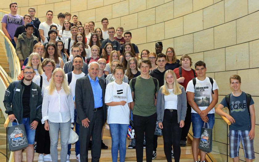 Insgesamt 60 Schülerinnen und Schüler der Gesamtschule Kürten besuchten den Landtagsabgeordneten Rainer Deppe in Düsseldorf.