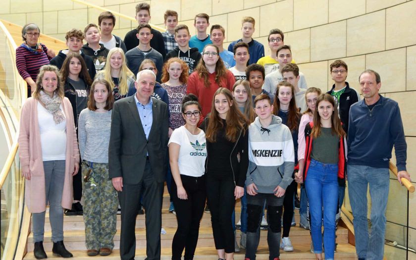 30 Schülerinnen und Schüler der Gesamtschule Leverkusen-Schlebusch waren zu Gast bei Rainer Deppe in Düsseldorf