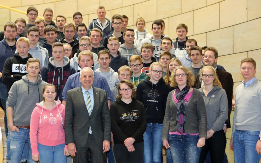 45 Schülerinnen und Schüler des Wilhelm-Emmanuel-von-Ketteler-Berufskollegs aus Münster konnte Rainer Deppe im Landtag begrüßen.