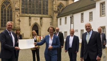 Heimatministerin Ina Scharrenbach übergibt Förderbescheid in Odenthal