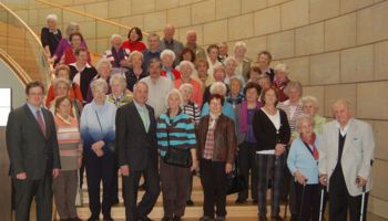 Eine Senioren-Gruppe von St. Clemens aus Bergisch Gladbach-Paffrath zu Gast bei Rainer Deppe.