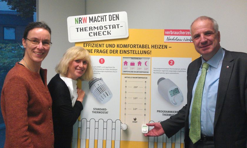 v.l.n.r.: VZ-Regionalleiterin Heike Hirschmann und die Leiterin der Beratungsstelle Frau Becker zeigen Rainer Deppe, wie einfach der NRW-Thermostat-Check funktioniert.