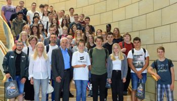 Insgesamt 60 Schülerinnen und Schüler der Gesamtschule Kürten besuchten den Landtagsabgeordneten Rainer Deppe in Düsseldorf.