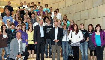 137 Schüler der Gesamtschule Kürten besuchten ihren Abgeordneten Rainer Deppe im Landtag.