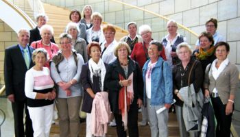 20 Sängerinnen des Dürscheider Dreiklangs, eines reinen Damenchors aus Burscheid, mit Rainer Deppe MdL im Landtag in Düsseldorf.