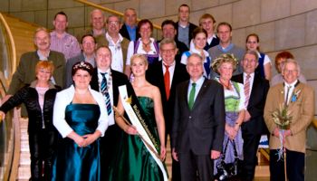 Zehn gekrönte Häupter (Erntepaare und Maikönige) aus dem Rheinisch-Bergischen Kreis besuchten auf Einladung des heimischen Landtagsabgeordneten Rainer Deppe das Parlamentsgebäude.