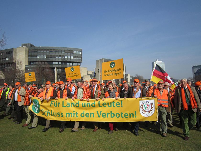 Demonstration gegen das neue Landesjagdgesetz vor dem Landtagsgebäude in Düsseldorf