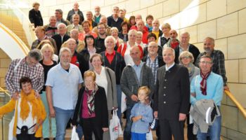 Eine stolze Gruppe von 47 Vertreterinnen und Vertretern des MGV Dhünn und des Quartettvereins "Blüh auf" aus Grünenbäumchen unter Führung von Wolfgang Weber, Vorsitzender des MGV Dhünn, zu Gast im Landtag.