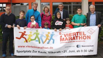 Schirmherr Rainer Deppe MdL (rechts) und die Organisatoren halten ein Banner und werben damit für den 5. Vilkerather Viertelmarathon.
