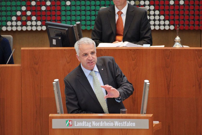 Rainer Deppe während einer Rede im Landtag