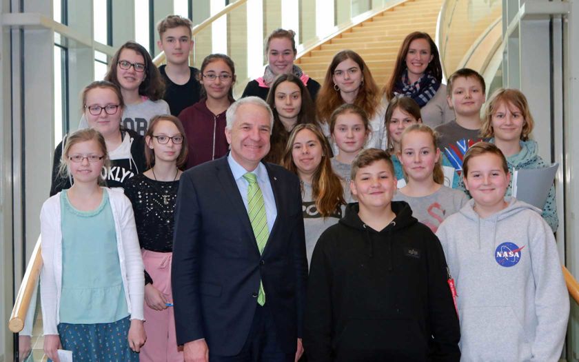 17 Schülerinnen und Schüler der Sekundarschule Wermelskirchen reisten nach Düsseldorf, um ihren Abgeordneten Rainer Deppe im Landtag zu besuchen.