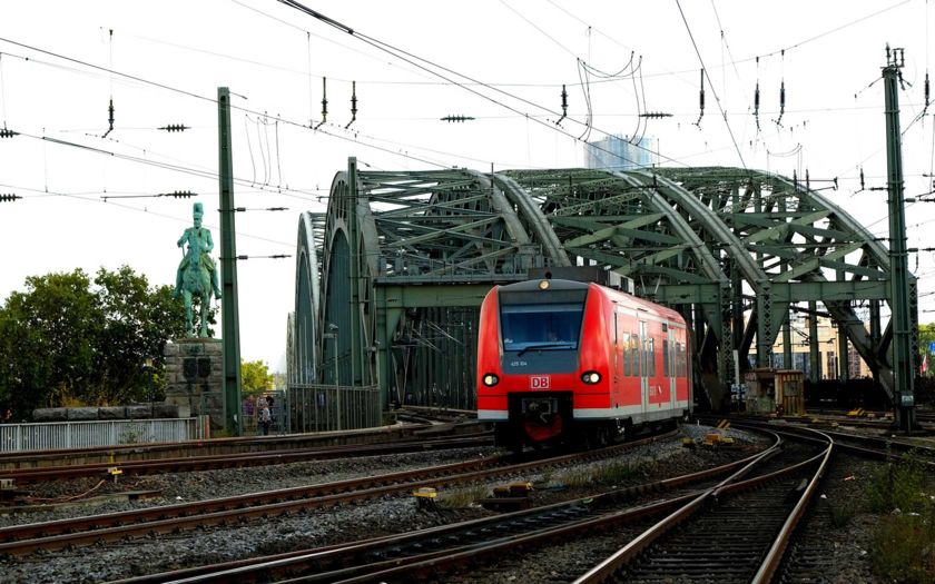 Regional-Express auf Hohenzollernbrücke in Köln - Bild von Holger Schué / Pixabay