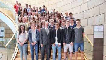 Insgesamt 133 Schüler in Begleitung von sechs Lehrern waren die bislang größte Besuchergruppe von Rainer Deppe MdL im Landtag.