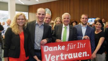 Rainer Deppe mit Familie im Kreishaus am Wahlabend der Landtagswahl 2017
