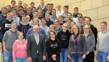 45 Schülerinnen und Schüler des Wilhelm-Emmanuel-von-Ketteler-Berufskollegs aus Münster konnte Rainer Deppe im Landtag begrüßen.