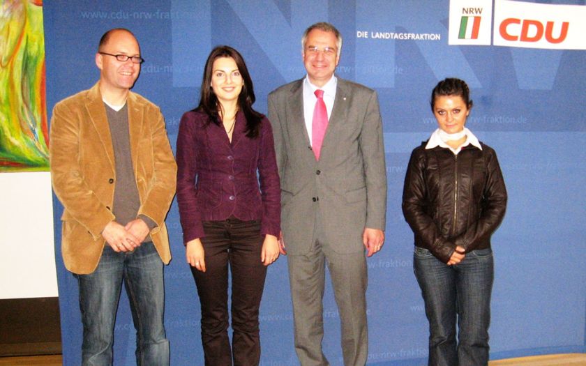 Rainer Deppe mit bulgarischen Studentinnen im Landtag.