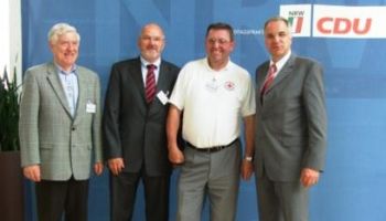 Auf Einladung des Abgeordneten Rainer Deppe besuchte Siggi vom Hoff, dienstältester aktiver Mitarbeiter beim DRK Wermelskirchen mit seinen Kollegen Rainer Hussels und Hans- Udo Höltken den Landtag zu Düsseldorf.