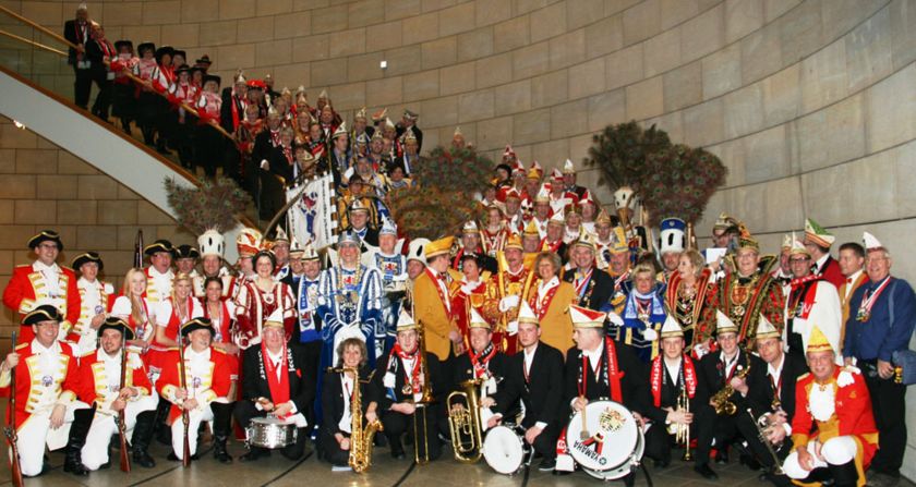 Gruppenfoto: Die insgesamt gut 150 Karnevalisten zeigten wieder einmal eindrucksvoll, warum der Karneval im Rheinisch-Bergischen Kreis so populär und tief verwurzelt ist.