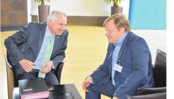 Mit Burscheids Bürgermeister Stefan Caplan spricht Rainer Deppe u. a. über Flächennutzungen. Foto: Italiani