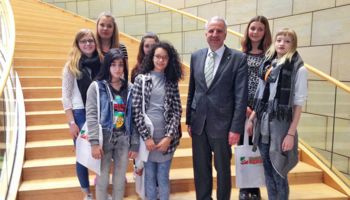 Sieben junge Frauen von der Realschule an der Wupper aus Leichlingen am Girls Day im Landtag bei Rainer Deppe.