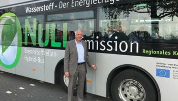 Rainer Deppe vor einem Brennstoffzellen-Hybrid-Bus