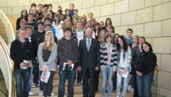 55 Schülerinnen und Schüler der Differenzierungskurse Erdkunde und Politik des Gymnasiums aus Odenthal zu Gast bei Rainer Deppe.