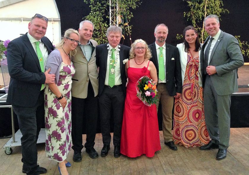 Rainer Deppe überbringt Glückwunsche an das neue Maikönigspaar in Eikamp