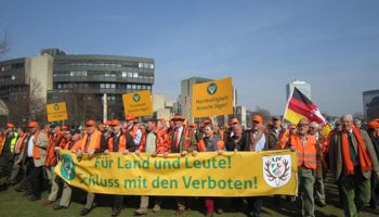Demonstration gegen das neue Landesjagdgesetz vor dem Landtagsgebäude in Düsseldorf