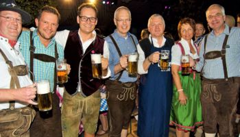 Gemeinsam eröffneten Landrat Dr. Hermann-Josef Tebroke, Kürtens Bürgermeister Willi Heider und Rainer Deppe per Fassanstich das Oktoberfest in Kürten-Bechen.