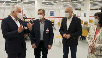 Bundestagsabgeordneter Dr. Hermann-Josef Tebroke und Landtagsabgeordneter Rainer Deppe bedanken sich beim Impfzentrum in der RheinBerg Galerie in Bergisch Gladbach