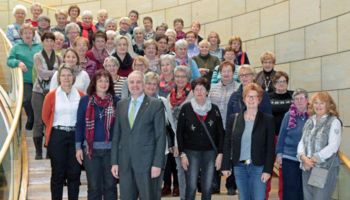 48 Frauen der Katholischen Frauengemeinschaft (KFD) aus Marialinden besuchten Rainer Deppe im Landtag.