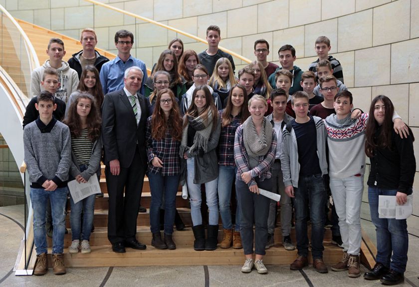 29 Schülerinnen und Schüler besuchten in Begleitung ihres Lehrers Michael Böhm Rainer Deppe im Landtag NRW