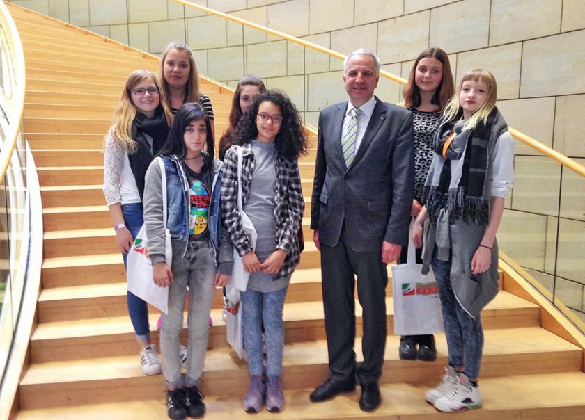 Sieben junge Frauen von der Realschule an der Wupper aus Leichlingen am Girls Day im Landtag bei Rainer Deppe.