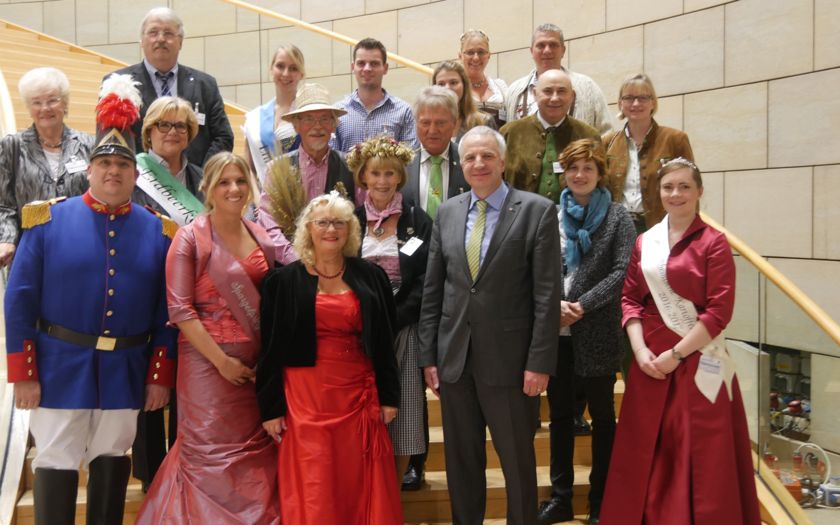 Erntepaare des Rheinisch-Bergischen Kreises zu Besuch im nordrhein-westfälischen Landtag